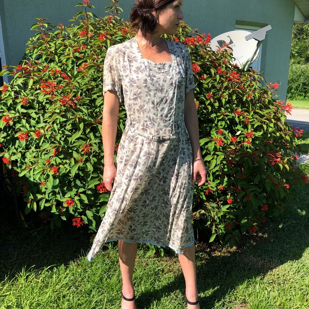 VINTAGE DRESS WITH LOVELY DETAIL